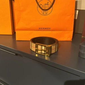 Burberrry bälte  - Säljer mitt Burberry bälte storlek 85cm Köpt på nk kvitto finns. Skick 9/10 Det är reversibel så går att använda båda sidorna. Dustabg fås med  