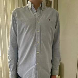 Ralph lauren skjorta som är riktigt bra skick 🤩9,3/10 🤩 Storlek S som passar typ 165-180 cm. Färg ljus blå som är riktig snygg färg