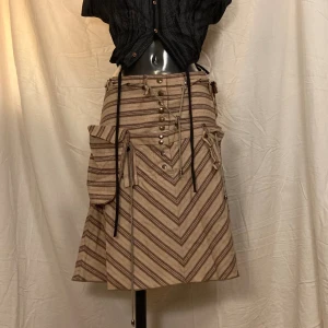 Kjol - Kjol med avtagbara fickor, storlek M. Man kan flytta runt fickorna lite som man vill :-) 