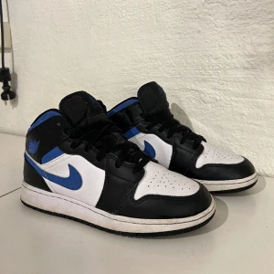 Air Jordans 1 - Säljer mina Air jordans 1 eftersom det inte kommer till användning, fint skick, använd fåtal gånger, Stl 40 men passar också 39 om man sätter i en extra sula ( de gjorde jag när jag använde skorna) man kan också välja hur man vill ha snörningen