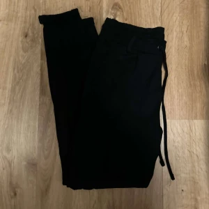 Svarta kostymbyxor storlek S - Svarta kostymbyxor i storlek S, köpta på Gekås i Ullared. Är tunna i modellen och i väldigt mjukt material. Använda men nyskick. 