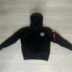 Alpha Industries - NASA hoodie - Säljer min Alpha Industries NASA hoodie. Har använts, men då jag har växt ur den är det dags att sälja den. Storlek: M. Ursprungligt pris (helt ny): 700 kr. Skick: 8/10. Om ni är intresserade av att köpa eller har frågor - bara att höra av sig! 