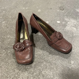 Vintage skor - Söta klackar med spännen.