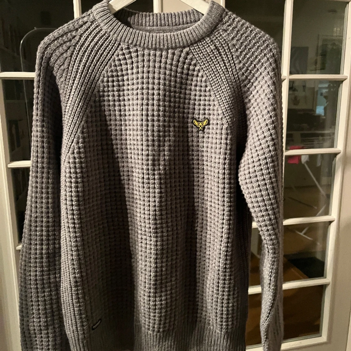 Stickad tröja grå