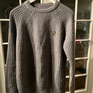 Stickad tröja grå - En stickad tröja använd Max 2ggr Super skön och snygg! Skriv för fler bilder eller frågor;)