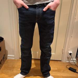 Hugo boss jeans i väldigt bra skick!  Modellen är 183 och väger 67kg!   
