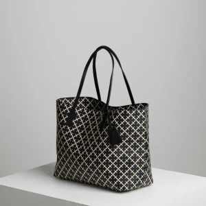 By malene birger väska - Säljer min by malene birger väska, den är väll använd där av priset. Skriv privat för egna bilder, nypris 2 299🩷