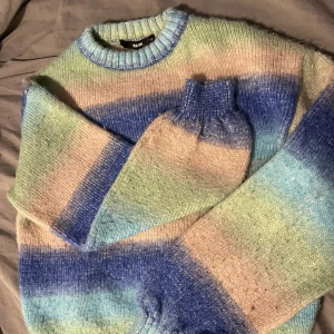 Stickad regnbågig - Stickad tröja från bik bok , regnbågig🌈 jätte gosig 