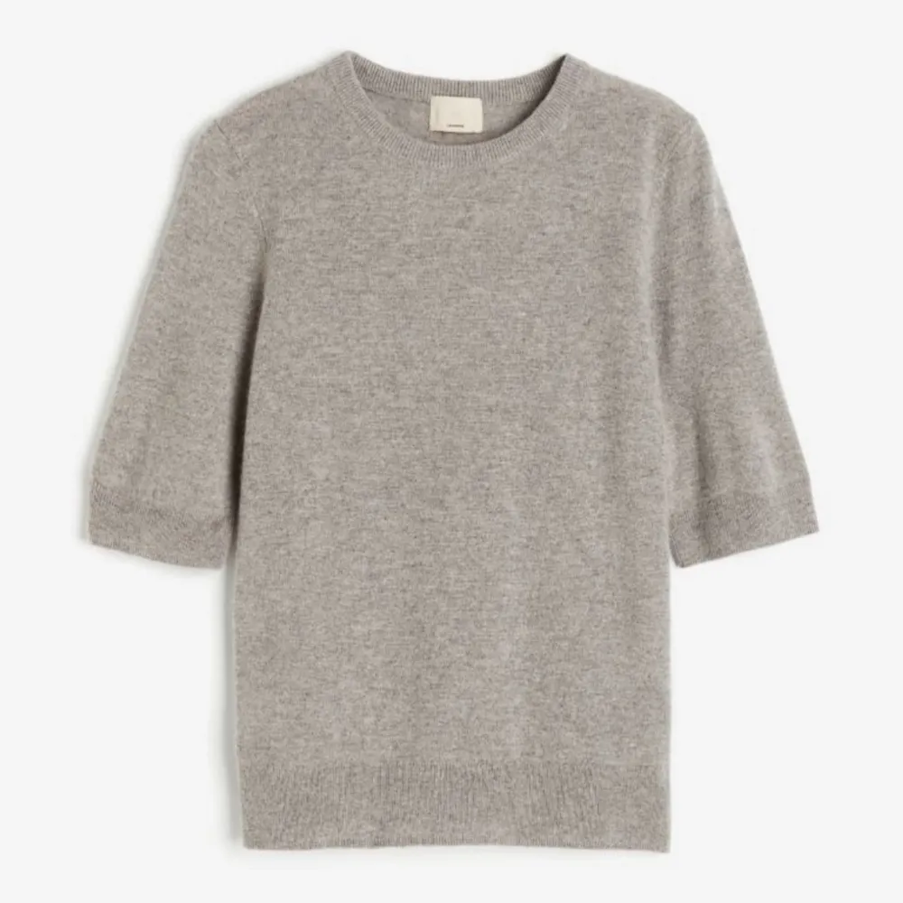 Säljer denna tröjan ifrån hm 🤍 lite använd men inget tecken på användt 💖 skriv för egna bilder 🙌🏽 nypris 1000kr . Stickat.