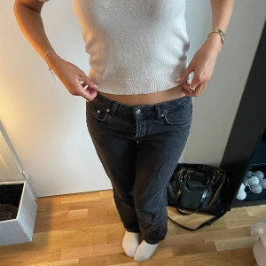Lågmidjade jeans - Trendiga jeans från lager157, köpta för ett år sen och har använts ett fåtal gånger. Långa i benen och passar perfekt för mig som är 173💗
