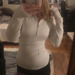 vit snygg tröja(aldrig använd) jätte skön i materialet!💕 - den är väldigt skön och mjuk i materialet, dragkedjan i halsen går och gra upp💕