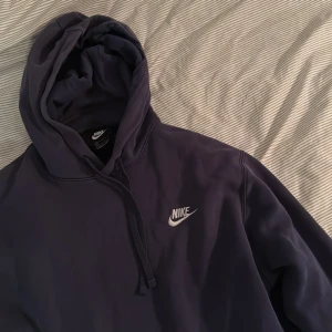 Hoodie/huvtröja - Från Nike. Storlek M. True to size. Inga skador eller fläckar!