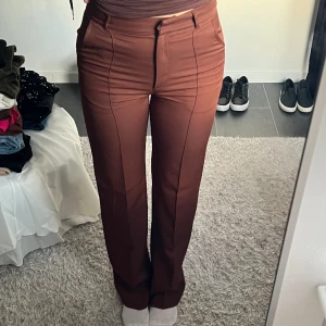 Bruna kostymbyxor  - Säljer mina madlady kostymbyxor som aldrig kommit till användning tyvärr Är i väldigt bra skick då dem inte använts! Strl 36 L 34