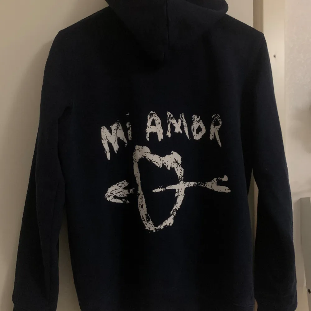 Säljer nu min snygga marinblåa Mi Amor hoodie från Mira Paris💕 Väldigt bra skick och har inga defekter, storlek xs/s😊. Hoodies.