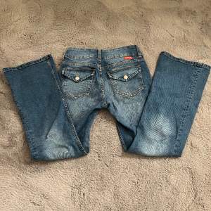 Säljer dessa low waist bootcut jeans från HM. Säljs inte längre, superfint skick💕 