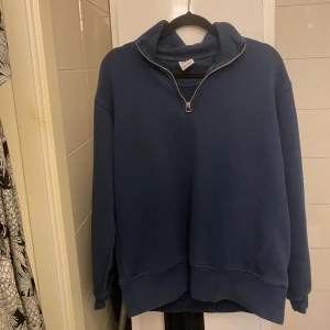 Half zip  - Säljer en sparsamt använd Half zip från zara som jag köpte i början av sommaren förra året, den är i storlek S och passar förmodligen bra om du är mellan 165-175cm, köpt för 429kr säljer för 200kr, kom privat för frågor osv.