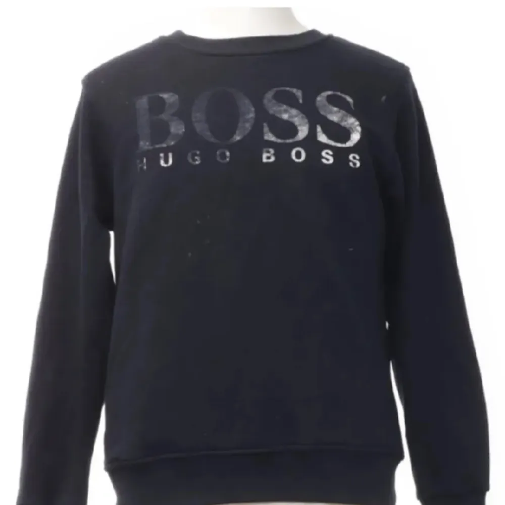 ⚜️Hugo boss  ✅Tröjan är 100% äkta ✅  Skick: bra det enda felet är märket har suddats bort annars kvalitet 7/10. Tröjor & Koftor.