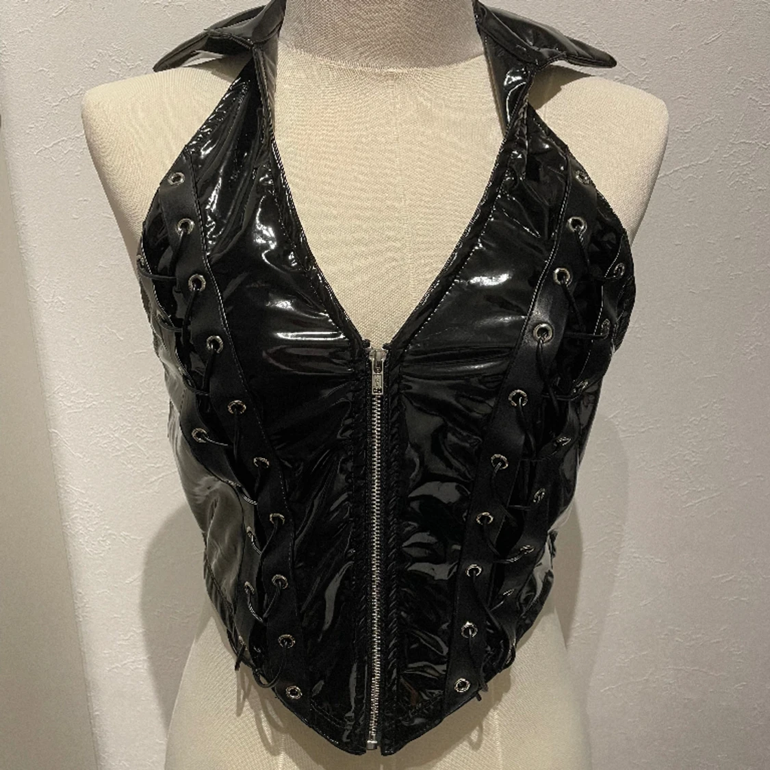 Lack topp med snörning