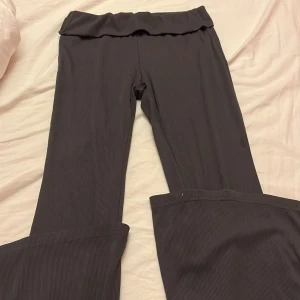 Byxor  - Gråa trendiga byxor som man kan vika ner i storlek S 