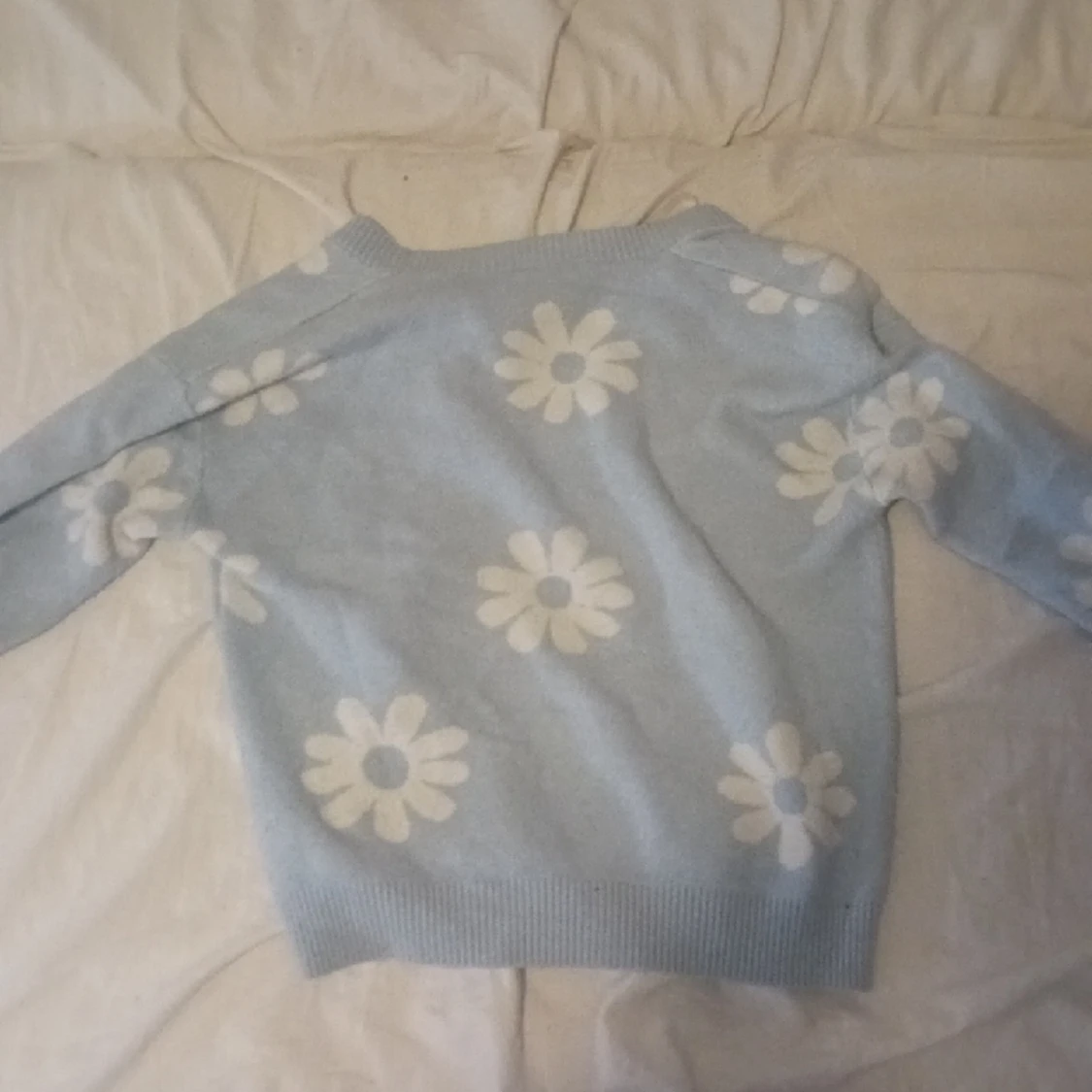 Blå stickad kofta med vita blommor från Lindex - 90