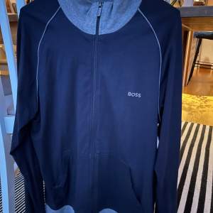 Zip hoodie från Hugo Boss i Storlek L men mer som M Använd en gång  Nypris 800