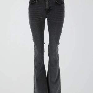 Superfina svarta low waist bootcut jeans från Gina tricot. Midjemåttet: 41 cm och innerbenslängden 78, passar mig perfekt i längden och jag är 177. Anvönda men bra skick. Köpta för 500kr förra året