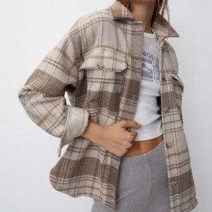 Skjorta/skjortjacka Pull & Bear - Jättefin beige-brun skjorta/skjortjacka som säljs för att den tyvärr är för stor för mig. Lånade bilder från hemsida 🤍 
