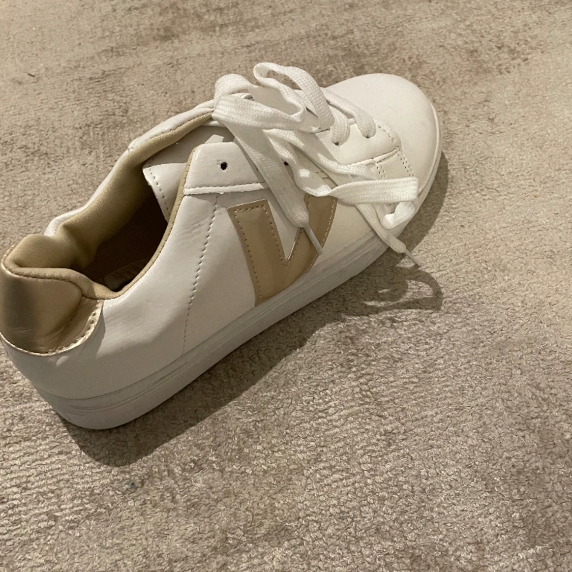 Veja liknande sneakers