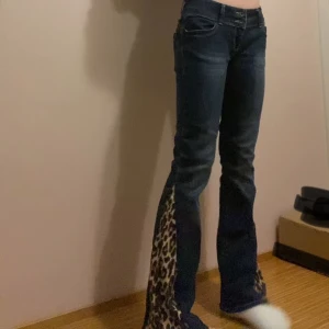 Unika leopard jeans, lågmidjade bootcut - Säljer egengjorda coola unika jeans. Jeansen är sydda av två par, det ena är från cross jeans och de andra är ifrån NA-KD. Dom är insydda på sidan ( bild 4) och är lite större i midjan högst upp. Men ett skärp löser det! Hör av dig vid vid frågor!💗
