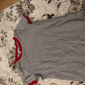 Tröja  - Lite kortare rutig tröja 