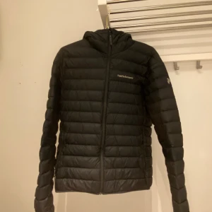 Peak Performance Jacka - Snygg klassisk jacka från Peak Performance, jackan skulle jag säga är i skick 8/10 och är en tunn modell, perfekt till våren eller hösten eller sena sommar kvällar. Men den funkar också till vintern om man vill. Frågor och funderingar i pm. 