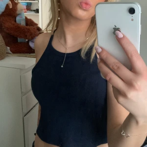 Linne - Ett blått linne. Passar så fint till sommaren.💗💗💗storlek M men är kort så passar alla storlekar beroende på hur man vill att det ska sitta