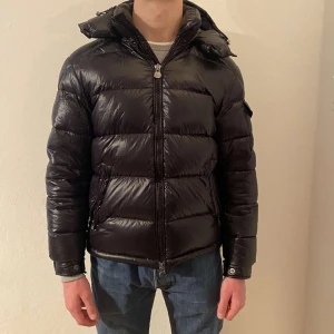 Moncler jacka - Svart maya moncler jacka i nyskick, sälja då jag behöver pengar, storlek M, nypris ca 16 000, hör av dig vid minsta lilla intresse eller funderingar😁