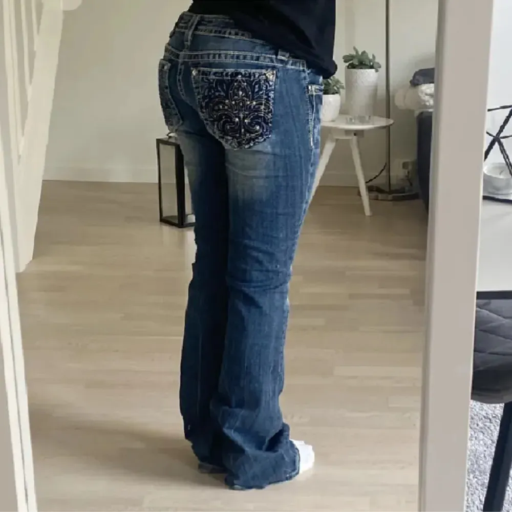 Sjukt snygga lågmidjade jeans i strl 28 (36/38) i perfekt modell. Passa flera längder då de finns en söm (extra söm) längst ned som kan vikas upp. Passar 155-180💕. Jeans & Byxor.