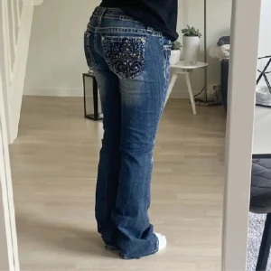 Miss me lågmidjade jeans - Sjukt snygga lågmidjade jeans i strl 28 (36/38) i perfekt modell. Passa flera längder då de finns en söm (extra söm) längst ned som kan vikas upp. Passar 155-180💕