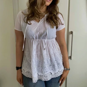 Vit blus🤍 - Supersöt vit blus med spets🤍🐚Köpt secondhand, men har inte kommit till användning. Storlek: S. Köp direkt via ”köp nu” knappen<3