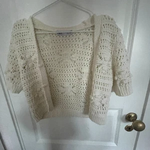Stickad Bolero/Kofta - Säljer denna jättesnygga boleron från Zara, helt oandvänd då jag har väldigt många andra koftor💕Perfekt till vardags och fest/Middag skriv för fler bilder❤️‍🔥 Priset kan diskuteras🥰🥰
