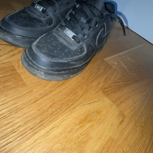 Air force 1 - Säljer mina airforce 1 då jag inte trivs i sådana skor dom är helt nya och prövade. Storleken är 38 och priset diskuteras 