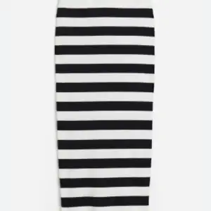 Säljer en väldigt snygg svart / vit randig kjol från H&M.  Endast provad , som ny !  Pris endast 200 kr eller kom med prisförslag….🌸🌸
