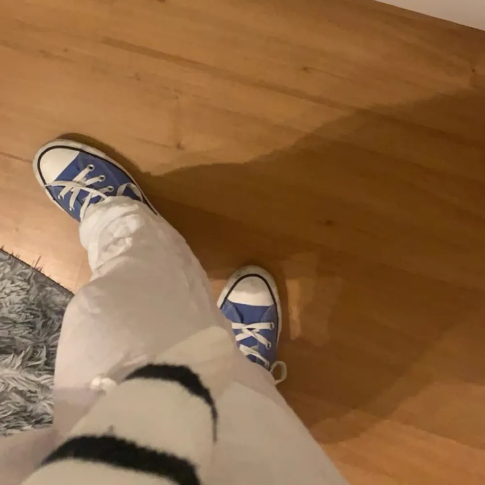 ljusblåa äkta converse, passar ungefär storlek 38-39 skorna har varit använda mycket men fungerar bra fortfarande💕 färgen är unik därav priset. Skor.