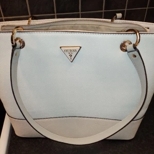 Guess väska  - Säljer nu min Dotters Guess väska som hon använt några gånger. Den är äkta. Pris kan diskuteras vid snabb affär