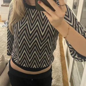 Tröja - Så snygg tröja från Neo Noir med tre kvarts ärm💕 Perfekt skick, använd en gång! Storlek står inte men skulle säga att den passar xs-m