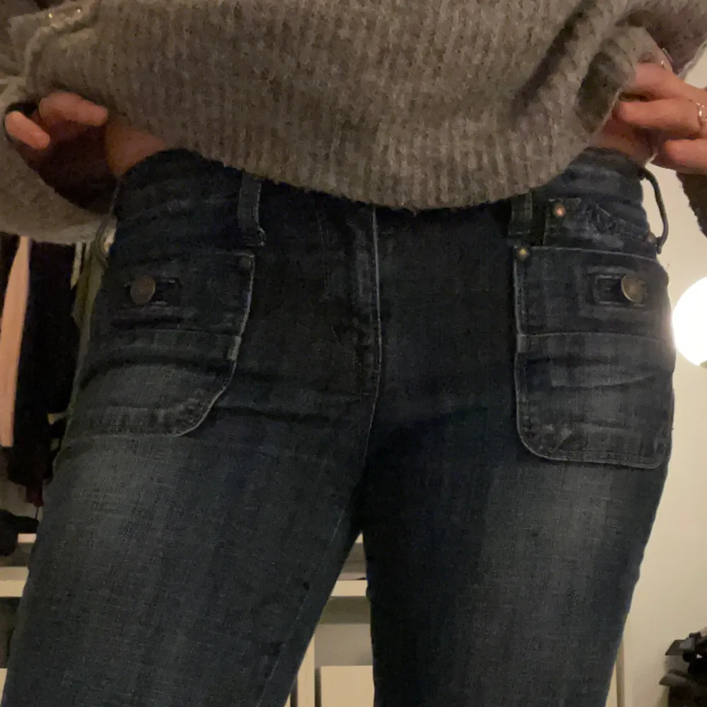 Super snygga och unika Lågmidjade jeans! De är ifrån GAP i storlek s, de är tyvärr lite korta på mig som är ca 170, innerbenslängden är cirka 76cm. Har så fina detaljer med framfickorna, passar till allt!!💓💓. Jeans & Byxor.