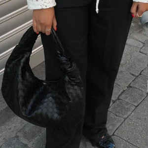 Svart väska - Svart flätad väska från design by si köpt för 600. Bottega dupe o endast använd en gång så nyskick