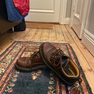 Kängor  - Säljer ett par guldkorn till kängor! Väl använda men kontinuerligt inoljade. Passar en 38/39a. Eventuellt 37,5 som jag själv:)