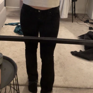 Lågmidjade jeans från zara  - Lågmidjade svarta jeans från zara 🖤 jätte snygga men kommer tyvärr inte till användning längre, klippta där nere för att de va för långa när jag köpte dom så passar bra på mig nu som är 1,63 