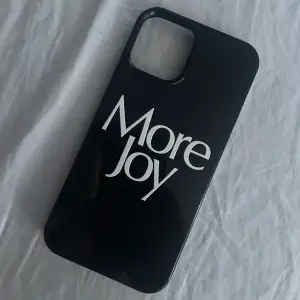 Säljer detta as snygga More Joy mobilskalet, för iPhone 12💖 Använd fåtal gånger med minimal slitage (syns på första bilden)💓 Använd gärna KÖP NU💗