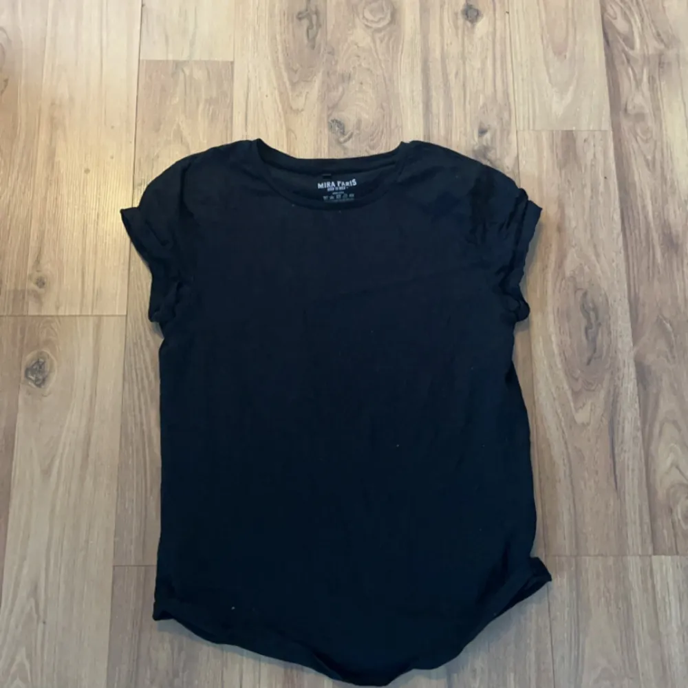 Mira paris t-shirt köpt i höst! Använt väldigt få gånger. 💕💕  Köpte för 600kr!. T-shirts.