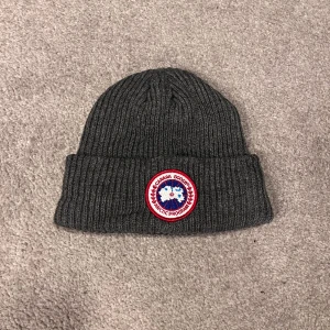 Canada goose mössa  - Ny skick då jag aldrog andvänt den