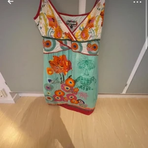 Klänning från desigual  - Färgglad klänning från desigual. Perfekt till sommaren. Dragkedja i sidan. 